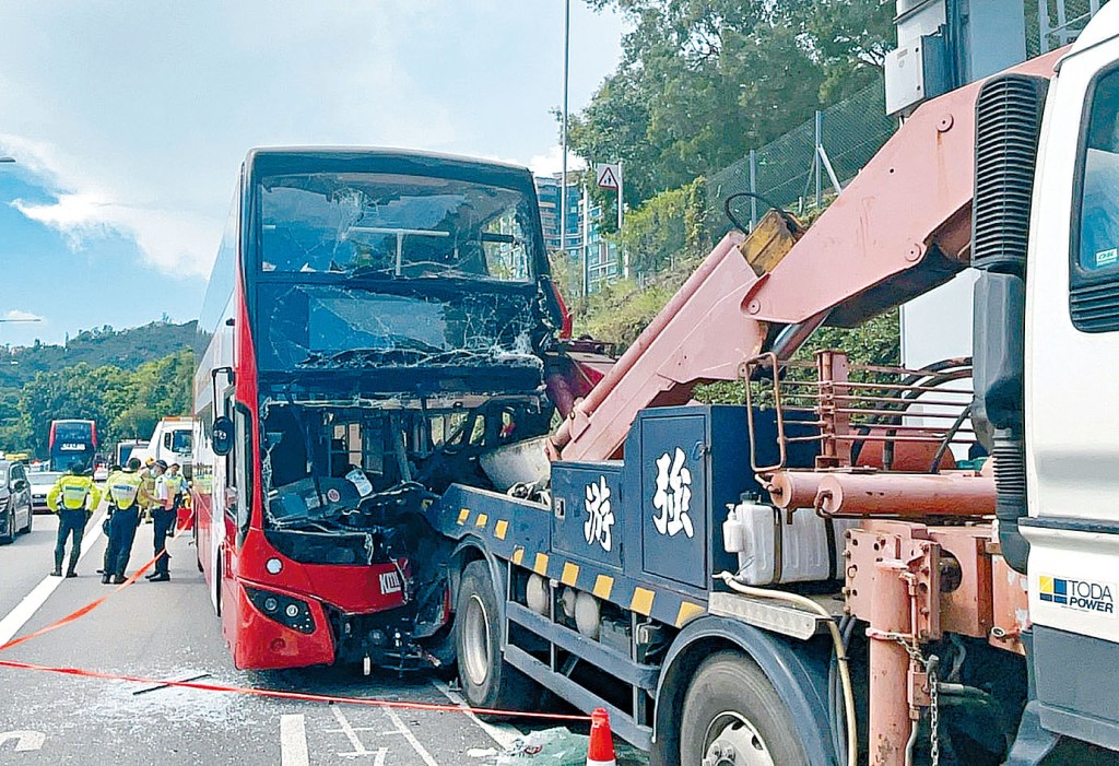 九巴撞向前方因故障停在路肩的吊臂車，車頭嚴重損毀。 