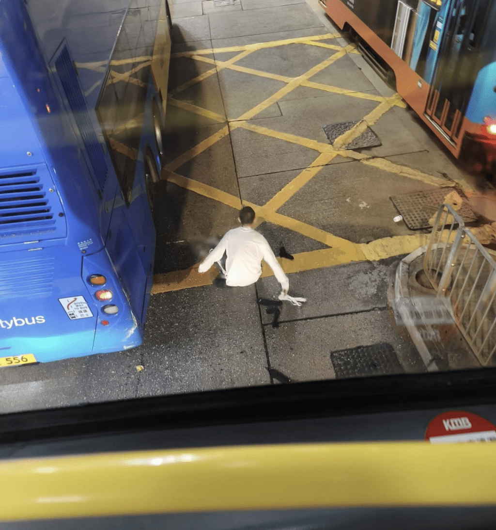 疑犯從上層車窗跳落車。網上圖片