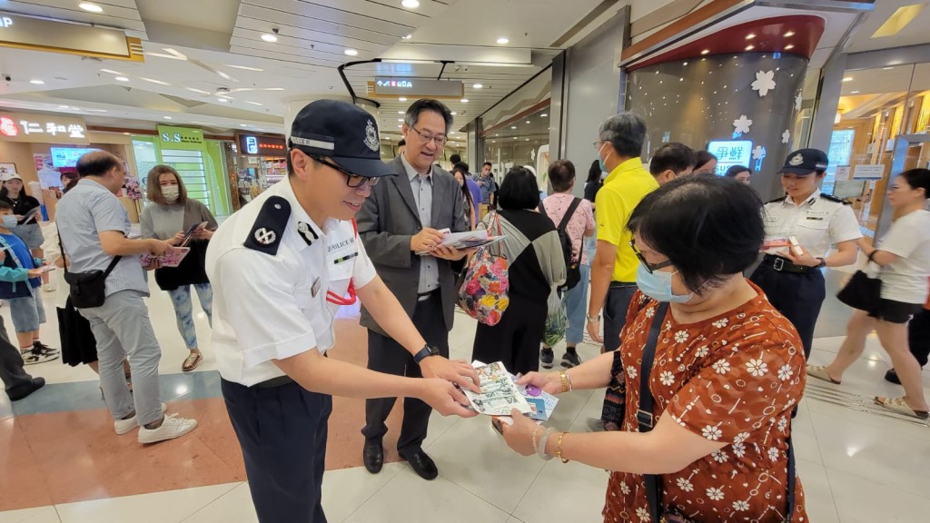 警方東九龍總區高姿態巡邏 加強宣傳提高市民反恐防騙意識。