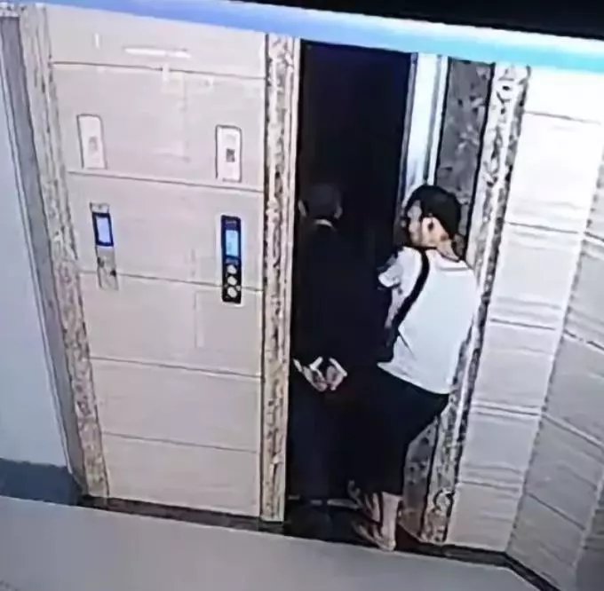 岳父未為意走進去。影片截圖