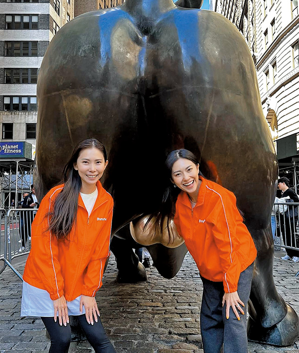 公司在美国纳斯达克（NASDAQ）证券交易所上市，Race与妹妹Rhonda在纽约地标之一的华尔街铜牛打卡，Race拍照时更鬼马地摸着牛pat pat，她说：「站在铜牛屁股前拍照时，我们才被告知要摸摸『牛丸子』，沾沾旺气得到好运。」  