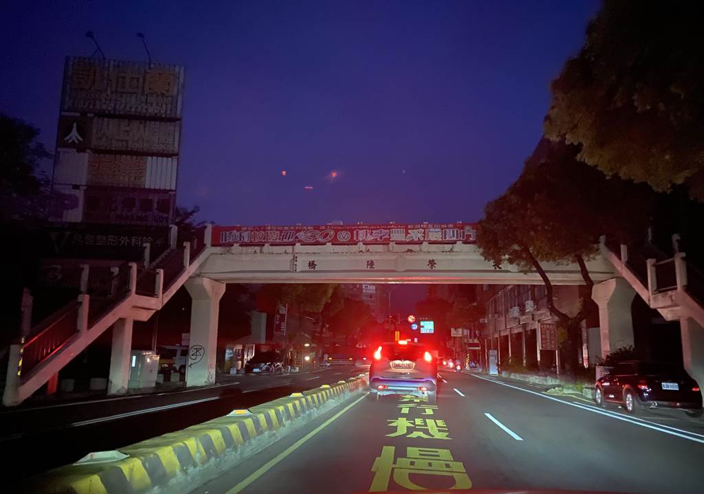 台南市馬路路燈熄滅，交通燈無法運作。網上圖片