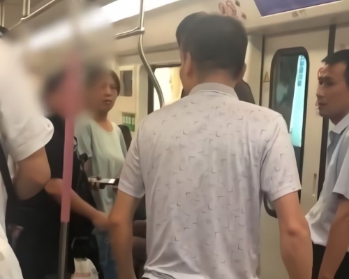 女子好心提醒輕聲講電話，反被對方攻擊。網圖