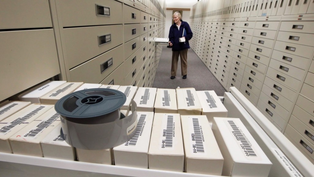 * 由於保存時間長，許多圖書館、檔案室以前都用微縮膠卷儲存資料。 路透社
