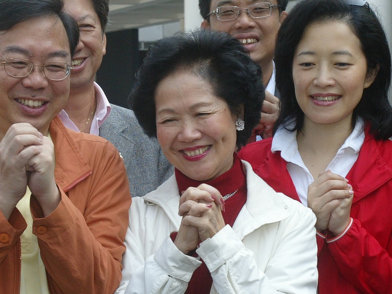 陳方安生當選後到各區向市民謝票。 資料圖片