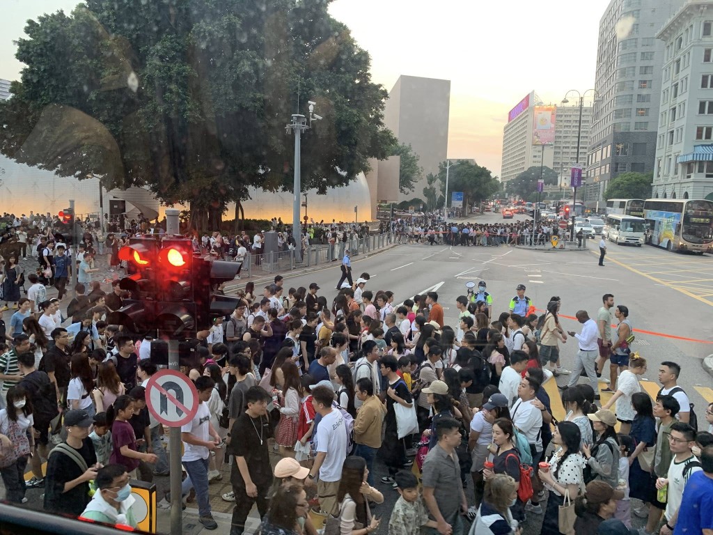 相中的燈位,正是從彌敦道走向尖沙 咀海傍星光大道的路口,附近的半島 酒店,平日也是遊人的打卡熱點。Threads截圖 相中的燈位,正是從彌敦道走向尖沙 咀海傍星光大道的路口,附近的半島 酒店,平日也是遊人的打卡熱點。Threads截圖