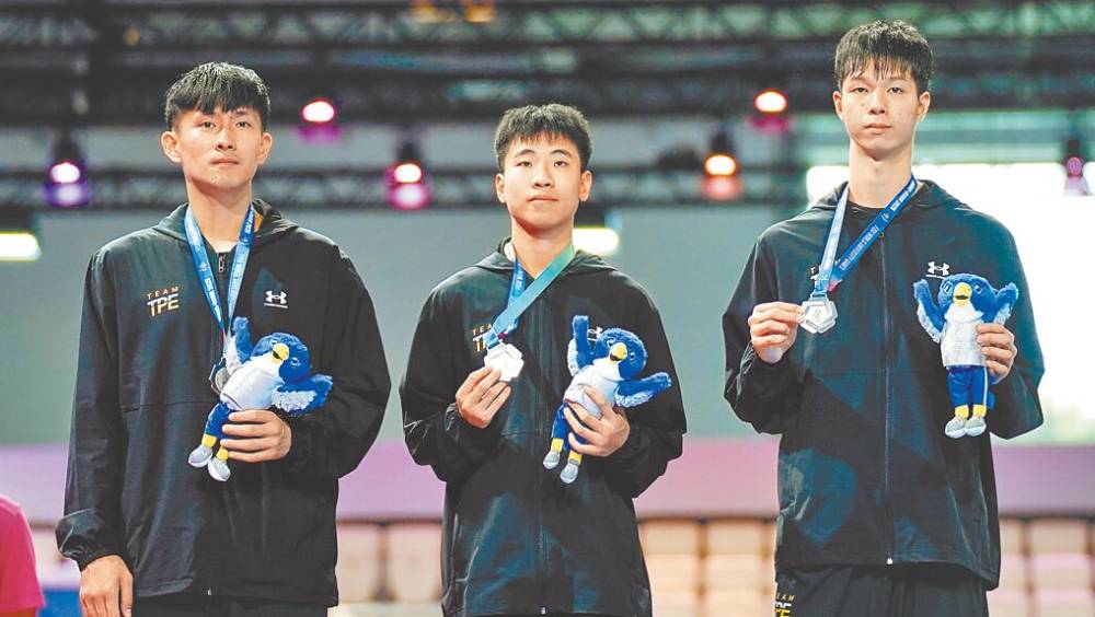 鍾俊傑（左起）、黃卓乘、洪俊義在跆拳道男子團體項目摘下銀牌。