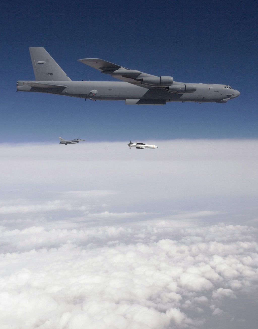 在2009年的一次測試時中,B-52轟炸機投下GBU-57。 Wiki 在2009年的一次測試時中,B-52轟炸機投下GBU-57。 Wiki
