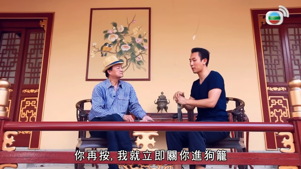譚俊彥小時候貪玩阻著狄龍聽新聞，被警告：「你再按，我就立即關你進狗籠！」