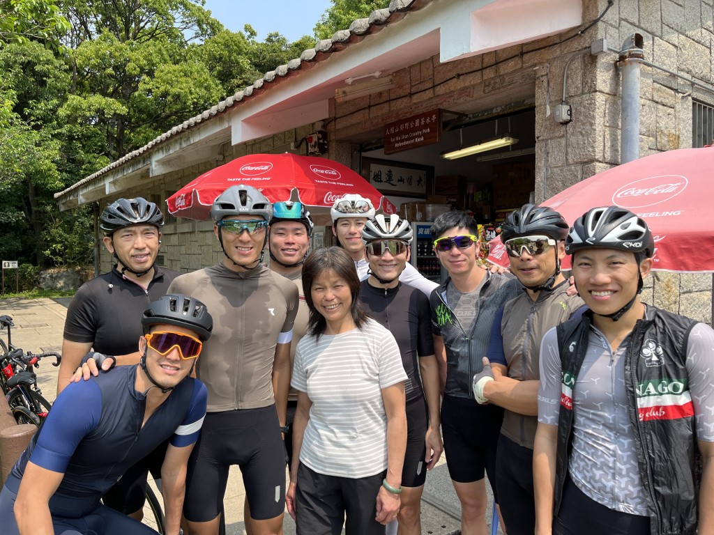 访问当日，一行9人单车友练习后到茶水亭补给，在连姐（中间白衣）邀约下齐齐合照。
