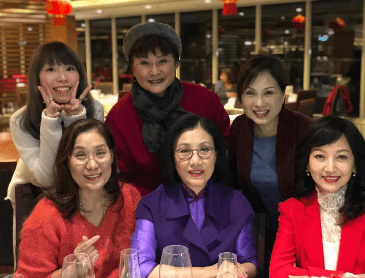 約於2019年，黃淑儀、汪明荃和其他當時的紅花旦合照。