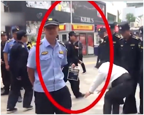 一名城管故意將音響搬走,並邊跑邊笑,引得盲人團團轉。片段截圖