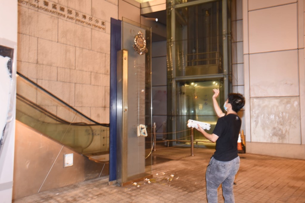 有示威者向警徽擲雞蛋。