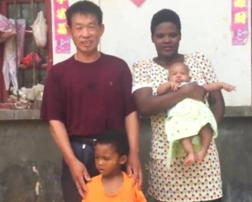 河南中佬與25歲「黑妹」拉埋天窗，並育有兩名孩子。網上圖片