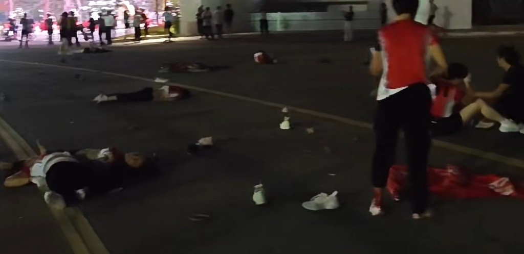 惨剧发生后，有疑似“徒步队”成员被撞倒。微博