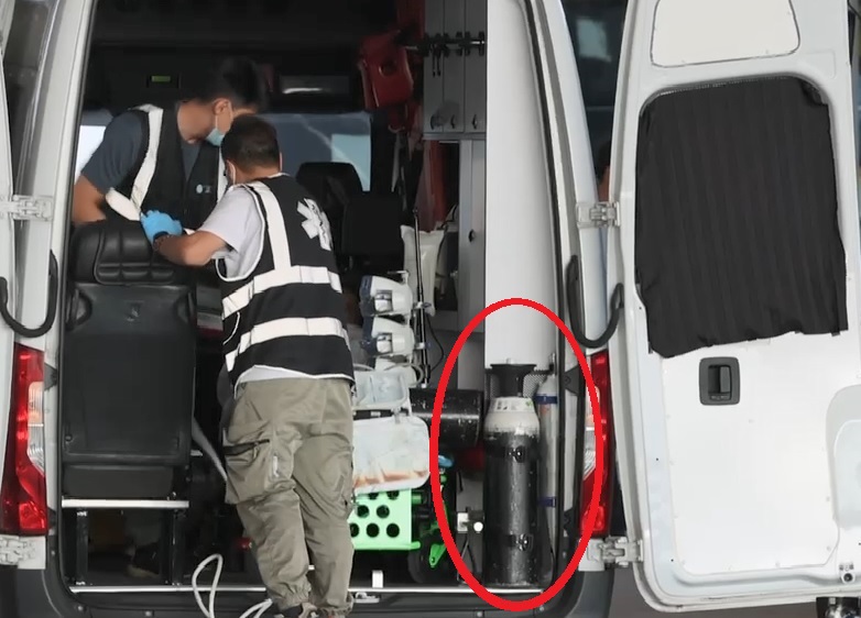 本月初警方截获怀疑无牌救护车，揭发涉嫌非法改装，有救护员指压缩气体瓶（红圈）放于车尾不恰当。