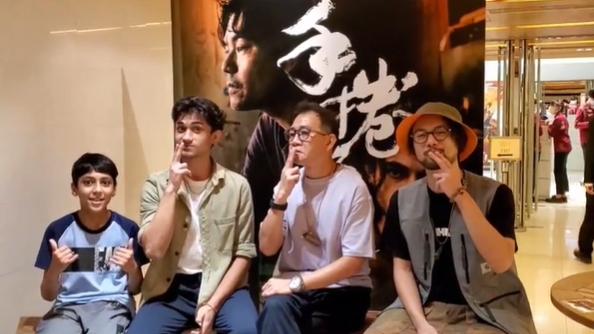 导演陈健朗率领（右二起）Ben哥、Bipin和Anees一同拍片答谢观众支持。