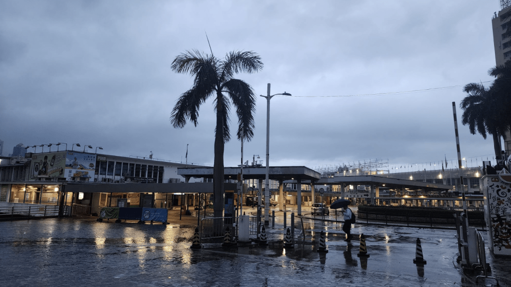 天文台預料未來一兩小時本港局部地區雨勢較大及有狂風雷暴。黎志偉攝