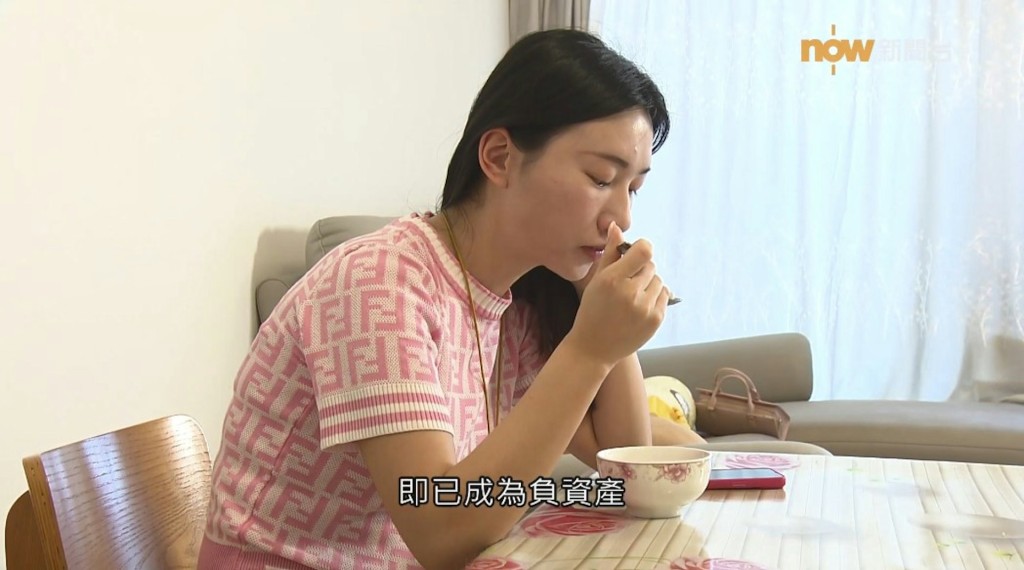 其銀行戶口一度只剩下5、6,000元,慘呻「我冇錢開飯……嗰陣我係日日喊囉」,後悔供樓犧牲了生活質素。 其銀行戶口一度只剩下5、6,000元,慘呻「我冇錢開飯……嗰陣我係日日喊囉」,後悔供樓犧牲了生活質素。