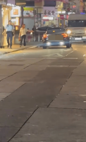 兩名警員隨即落車，要求Tesla司機立刻往後倒車，並一路「護送」至安全位置以便進一步調查。