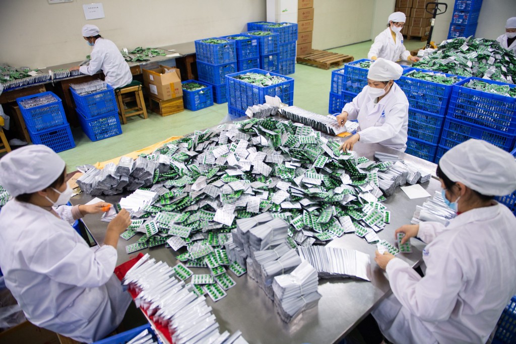 中國各地藥企正開足馬力生產。