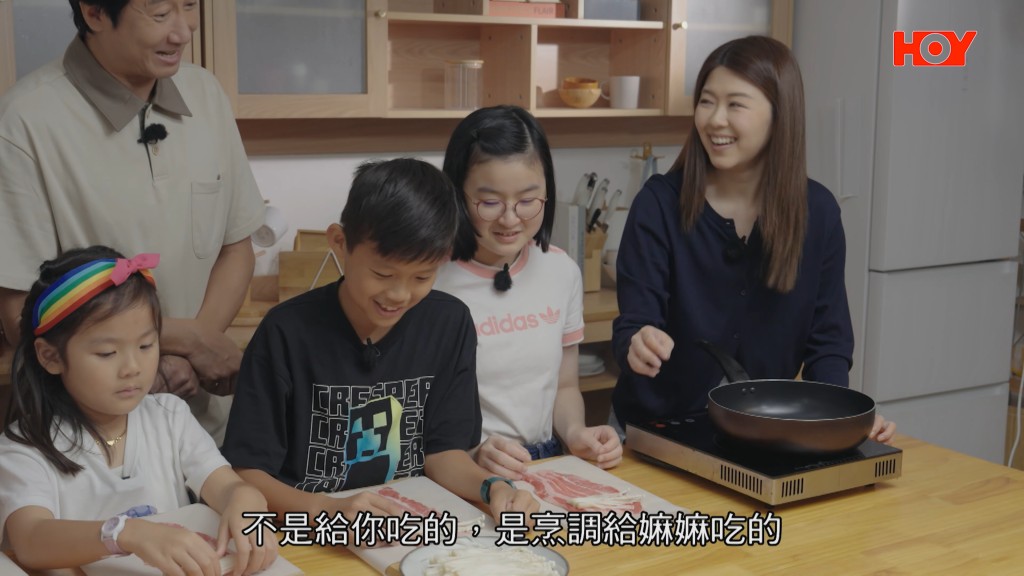 孫兒們用心為盧宛茵準備愛心料理,炮製金菇肥牛卷。 孫兒們用心為盧宛茵準備愛心料理,炮製金菇肥牛卷。