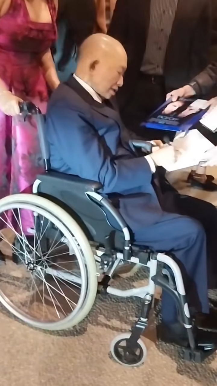 吳宇森坐在輪椅上逐個簽名,非常親民。 吳宇森坐在輪椅上逐個簽名,非常親民。