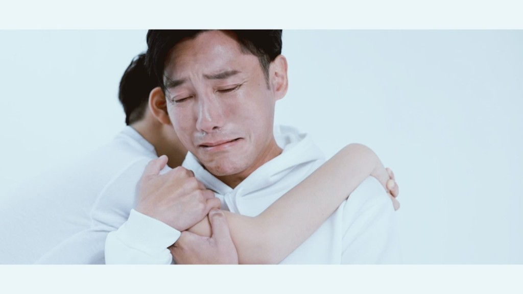 MV中有一個很短的鏡頭讓現場氣氛變得非常沉重，專業的張頴康一鏡到底便完成了這場戲。