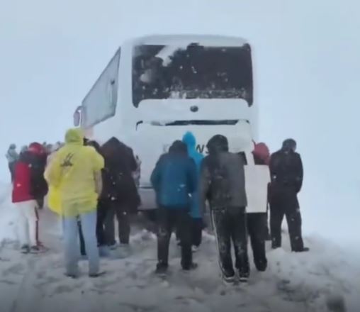 內蒙古突下暴雪有數百輛汽車被困公路上。影片截圖