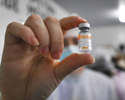 全球各國近日競相展開打疫苗計畫。AP圖片