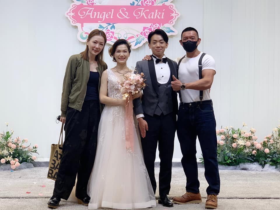 杜汶澤夫婦在社交平台分享與一對新人的合照，留言：「大個仔喇！生生性性喇！」