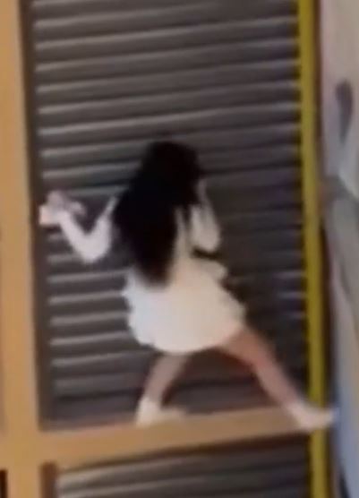 網民猜測爬窗逃走的女子，是為躲避捉姦，但逃走過程中險象橫生。抖音