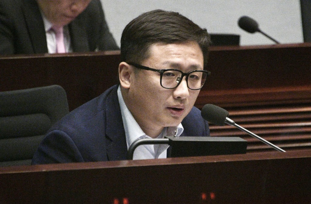 張欣宇認為當局訂定車齡上太過寬鬆。資料圖片 張欣宇認為當局訂定車齡上太過寬鬆。資料圖片