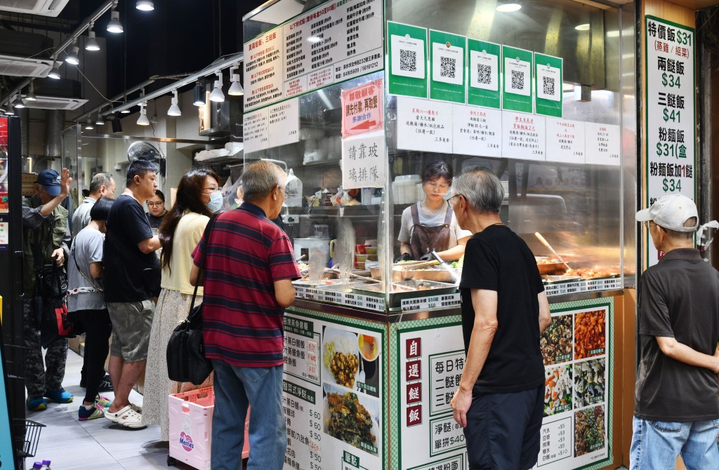 兩餸飯價廉物美,吸引不少慳錢市民青睞。 兩餸飯價廉物美,吸引不少慳錢市民青睞。