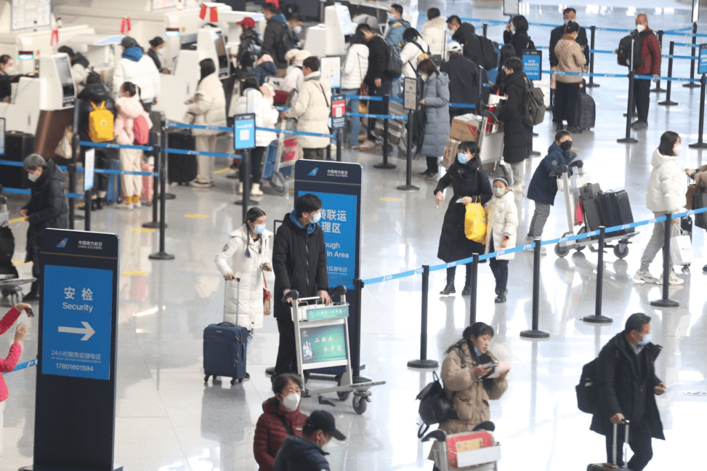 1月17日，旅客在北京大兴国际机场出行。中新社