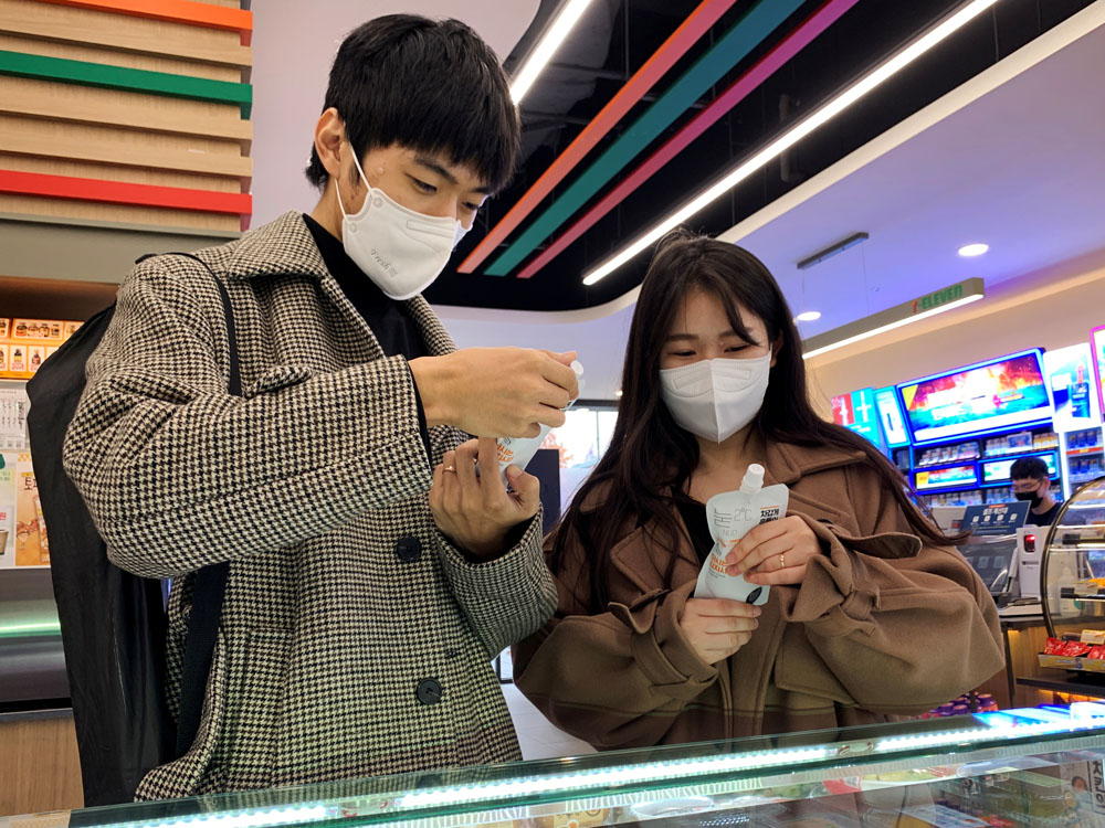 從11月18日起，一種袋裝泡菜汁飲料開始在韓國各地的便利店上架出售。路透社圖片