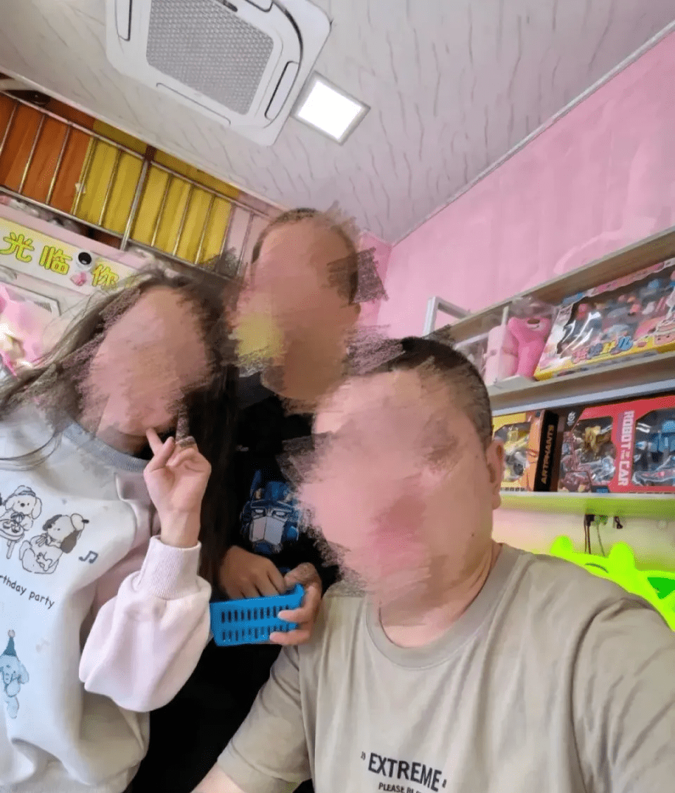 遇害兄妹生前與父親劉某傑的合照。 遇害兄妹生前與父親劉某傑的合照。