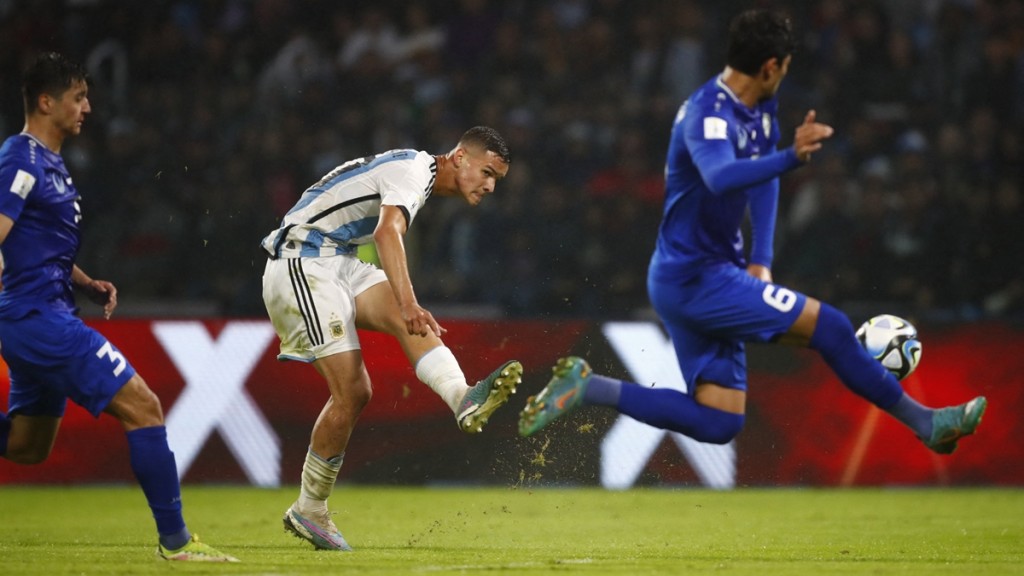 阿根廷中場華倫天卡邦尼（左）於反勝烏茲別克一役射入致勝一球。Reuters