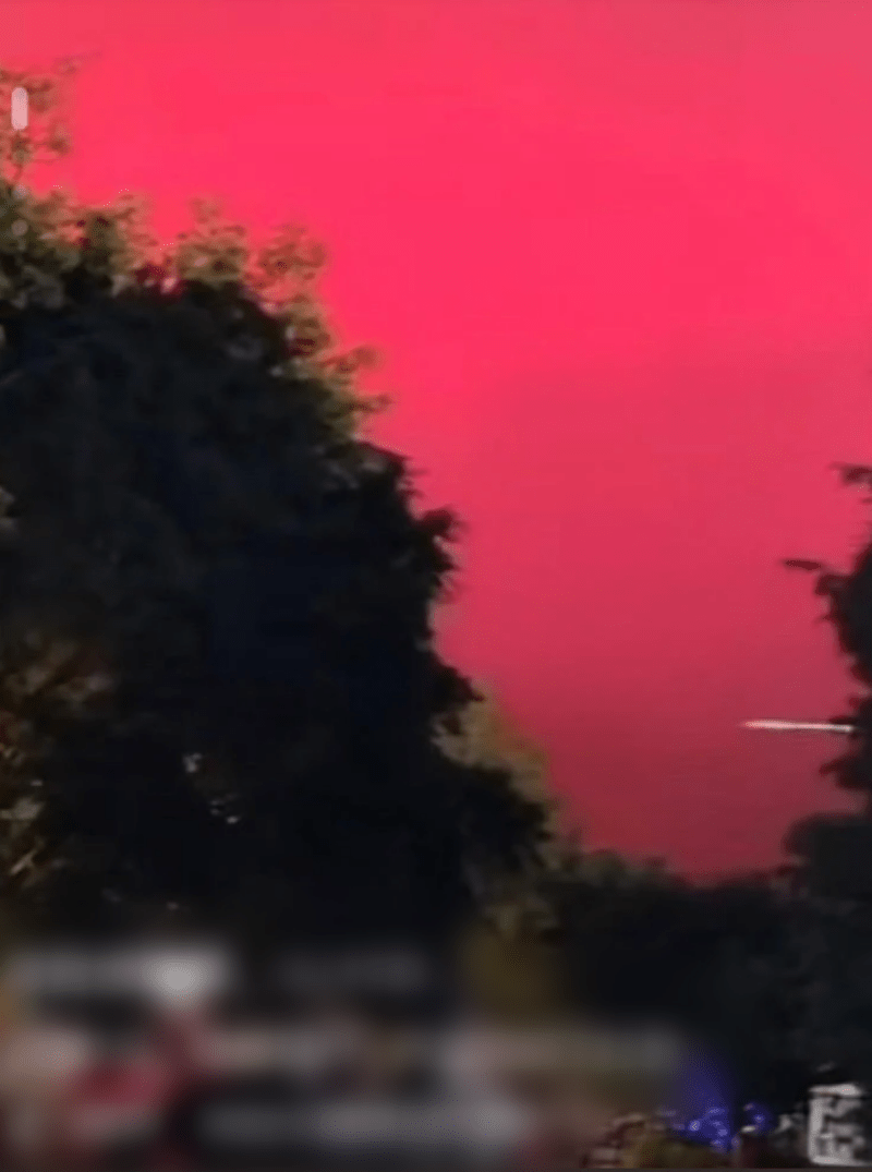 不少人拍下奇景放上網。網圖