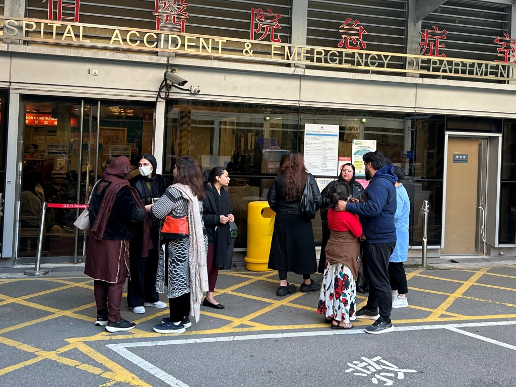 親友及同鄉趕至醫院了解。曾志恆攝