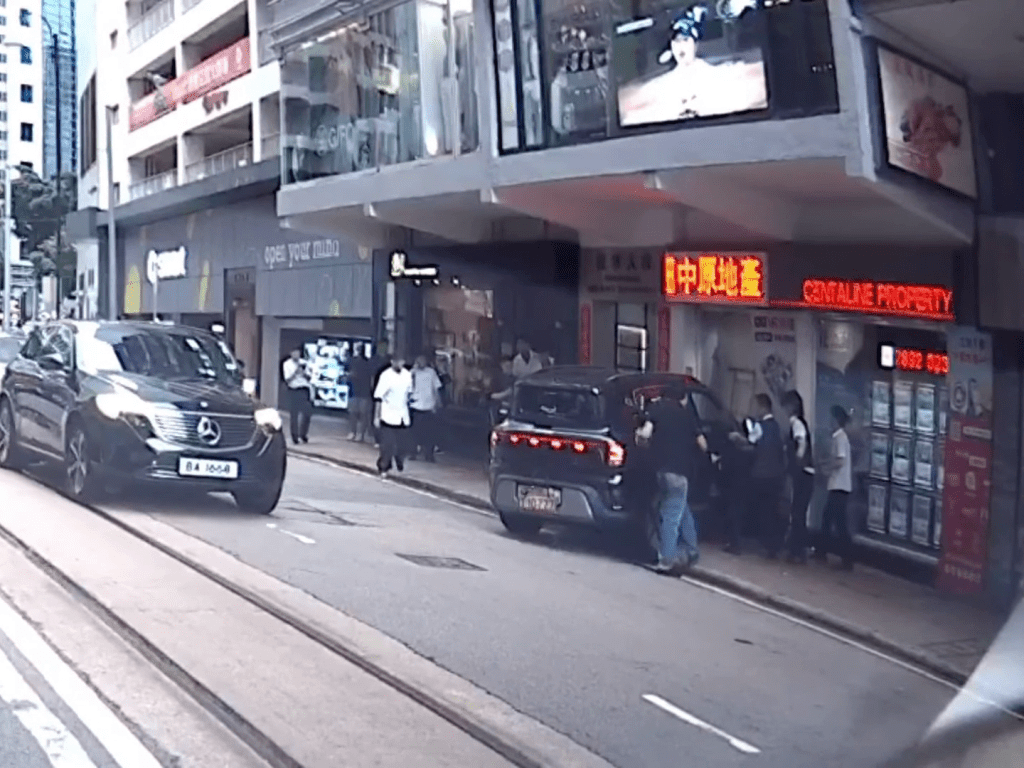 熱心市民上前協助。FB：車Cam L（香港群組）