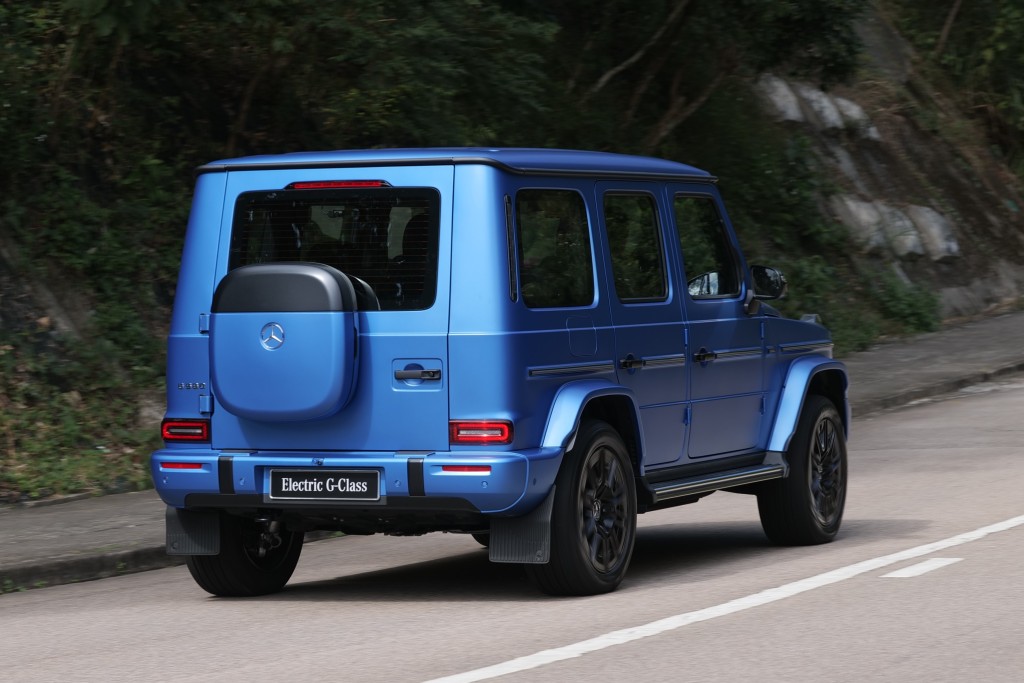 平治Mercedes-Benz G580e电动版起动加速感受比上代V8双Turbo引擎的G63(W463)更加充沛有力，油门反应异常敏锐直接。