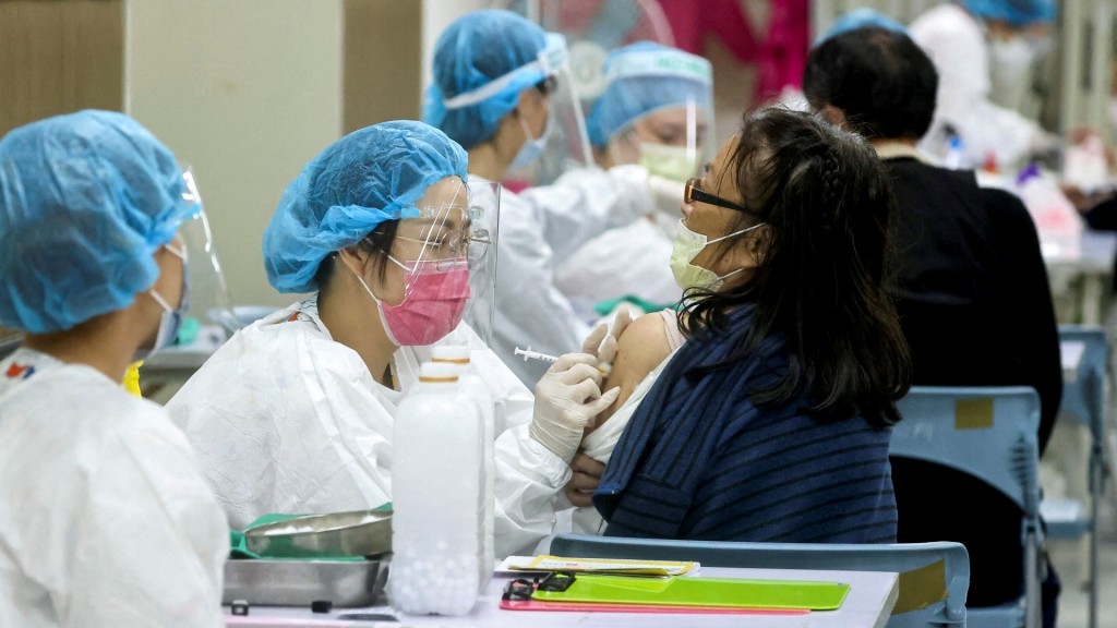 台灣積極為市民接種疫苗。REUTERS