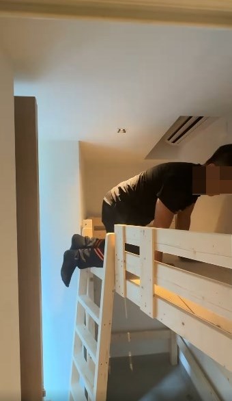 樓主昨日(20日)在社交平台Threads上載在 工人房內搭建5邊形床全過程的短片發帖。Threads截圖 樓主昨日(20日)在社交平台Threads上載在 工人房內搭建5邊形床全過程的短片發帖。Threads截圖