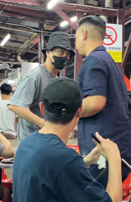 黃宗澤、李乘德開始攀談。