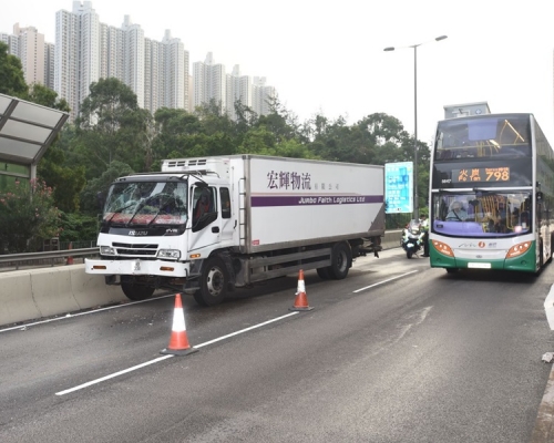 尾隨的一輛貨車駛至疑收掣不及撞向九巴尾部。丁志雄攝
