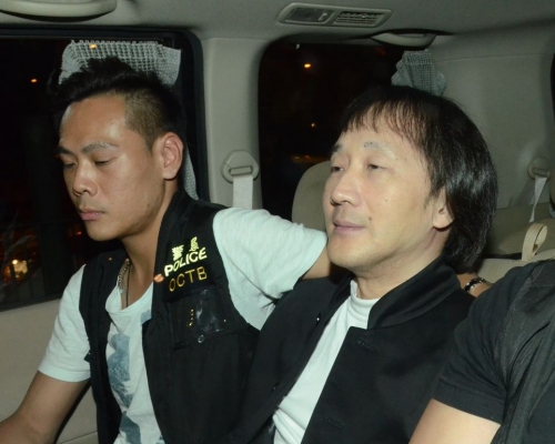 上海仔(右)於去年7月由外地返港時在機場被警方拘捕，涉嫌串謀刑事恐嚇、串謀勒索及串謀蓄意傷人。資料圖片