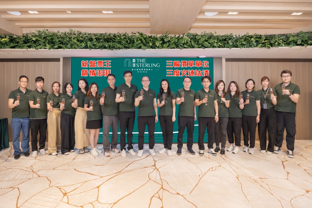 施偉賢(中)表示,項目壓軸一輪以價單形式發售的101伙已即日沽清,短短15日內則售出482伙,套現近45.6億元。 施偉賢(中)表示,項目壓軸一輪以價單形式發售的101伙已即日沽清,短短15日內則售出482伙,套現近45.6億元。