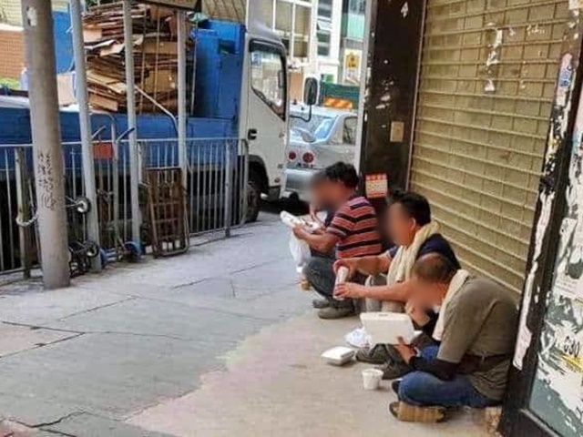 市民高溫街邊開餐。網上圖片