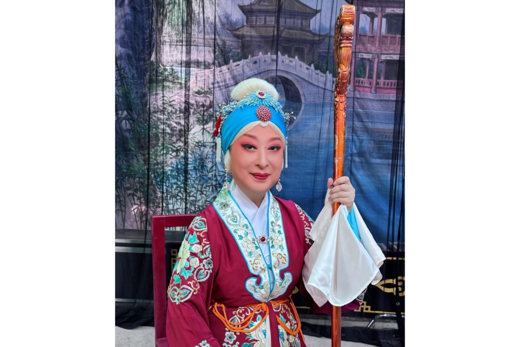馬派弟子柏青在《花槍緣》中飾演姜桂枝,糅合老旦與花旦韻味,演活與丈夫「恨在嘴上,愛在心裏」的滄桑與堅韌。 馬派弟子柏青在《花槍緣》中飾演姜桂枝,糅合老旦與花旦韻味,演活與丈夫「恨在嘴上,愛在心裏」的滄桑與堅韌。